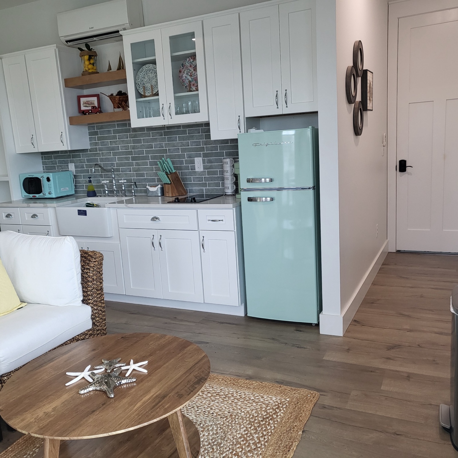 Retro kitchenette in Unit 2